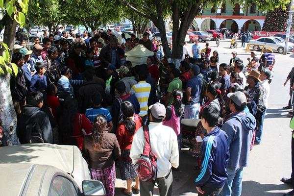 Vendedores se pronunciaron en contra del alza al arbitrio de piso plaza en el parque central. (Foto Prensa Libre: José Rosales)<br _mce_bogus="1"/>