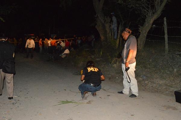 Investigadores trabajan en el lugar donde murió baleado José Rigoberto Oliva, en Teculután. (Foto Prensa Libre: Julio Vargas)