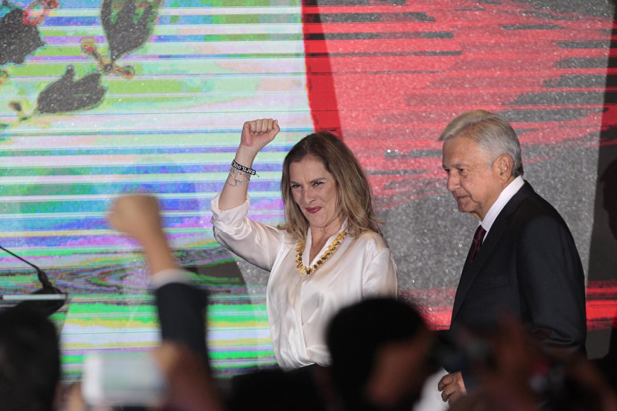 Andrés Manuel López Obrador ofrece declaraciones acompañado de su esposa Beatriz Gutiérrez Müller,  tras ser declarado presidente electo de México. (EFE).