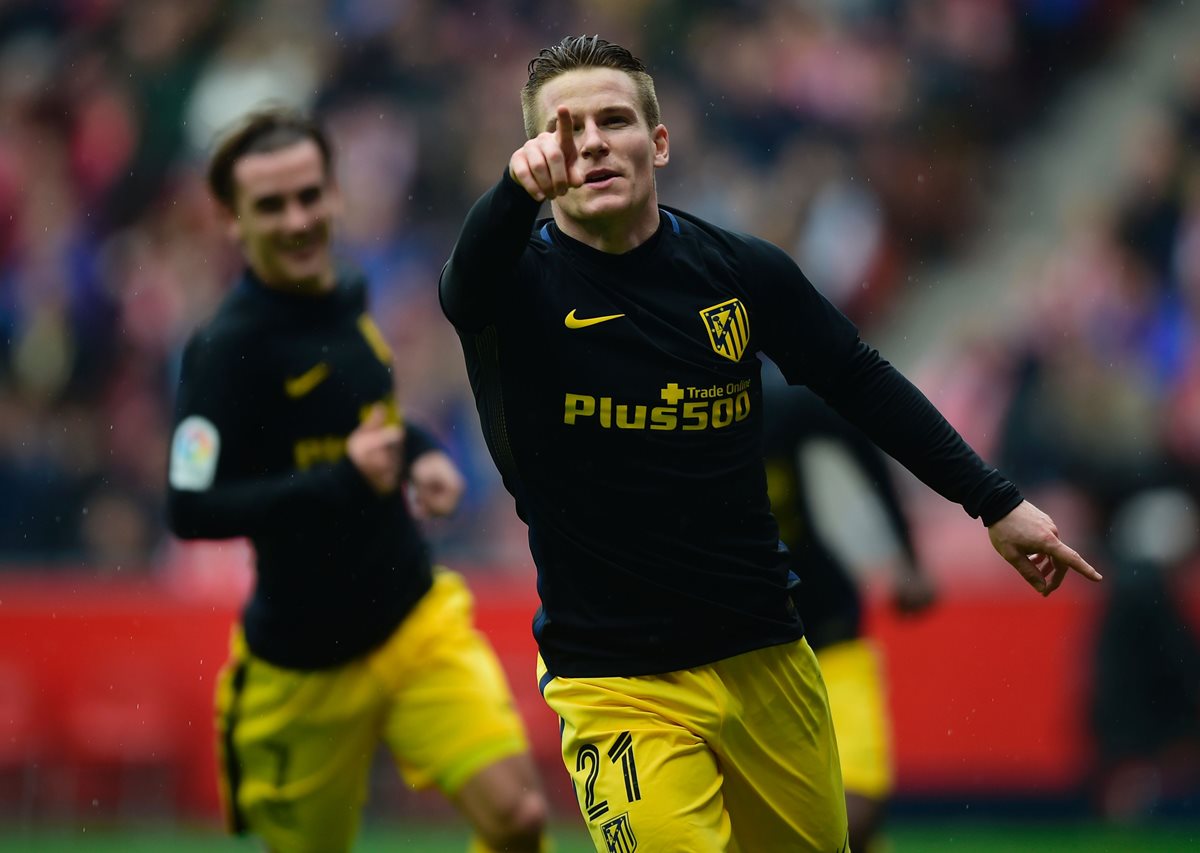 Gameiro fue el protagonista de la noche dorada del Atlético en Gijón. (Foto Prensa Libre: AFP)