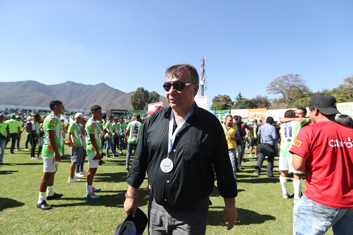 Éver Hugo Almeida mostró con orgullo la medalla de subcampeón del torneo Apertura 2017. (Foto Prensa Libre: Francisco Sánchez)