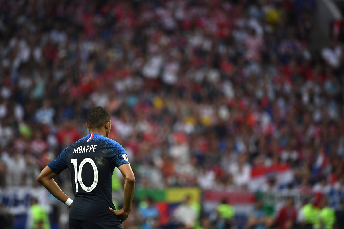 Kylian Mbappe fija su mirada al público en Moscú, Rusia.