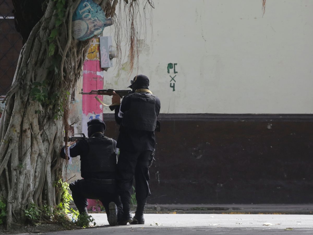 La fuerzas de la policía antidisturbios se enfrentan a manifestantes antigubernamentales en un barrio de Monimbo en Masaya. (Foto Prensa Libre:AFP)