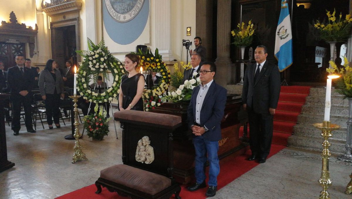 En el Congreso se le rinden honras parlamentarias al diputado Álvaro Velásquez, como tiene contemplado el protocolo. (Foto, Prensa Libre: Érick Ávila).