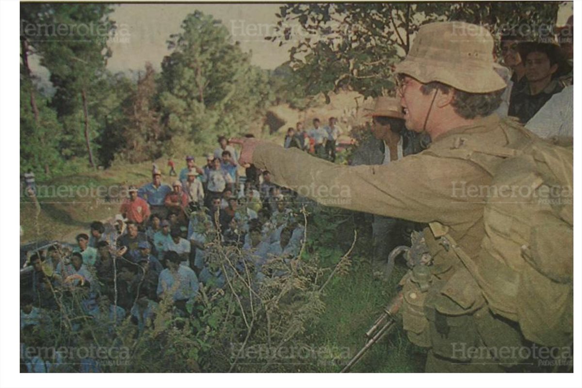 15/1/1996 Guerrilleros de la URNG realizan un mitin en el km. 80 carretera Interamericana, Tecpán, Chimaltenango. (Foto: Hemeroteca PL)