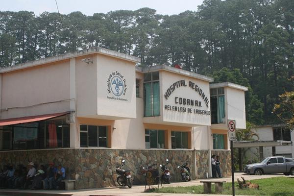 Fachada del Hospital Regional de Cobán donde fueron atendidos los menores heridos de bala, previo a su traslado a la capital. (Foto Prensa Libre: Ángel Tax). <br _mce_bogus="1"/>