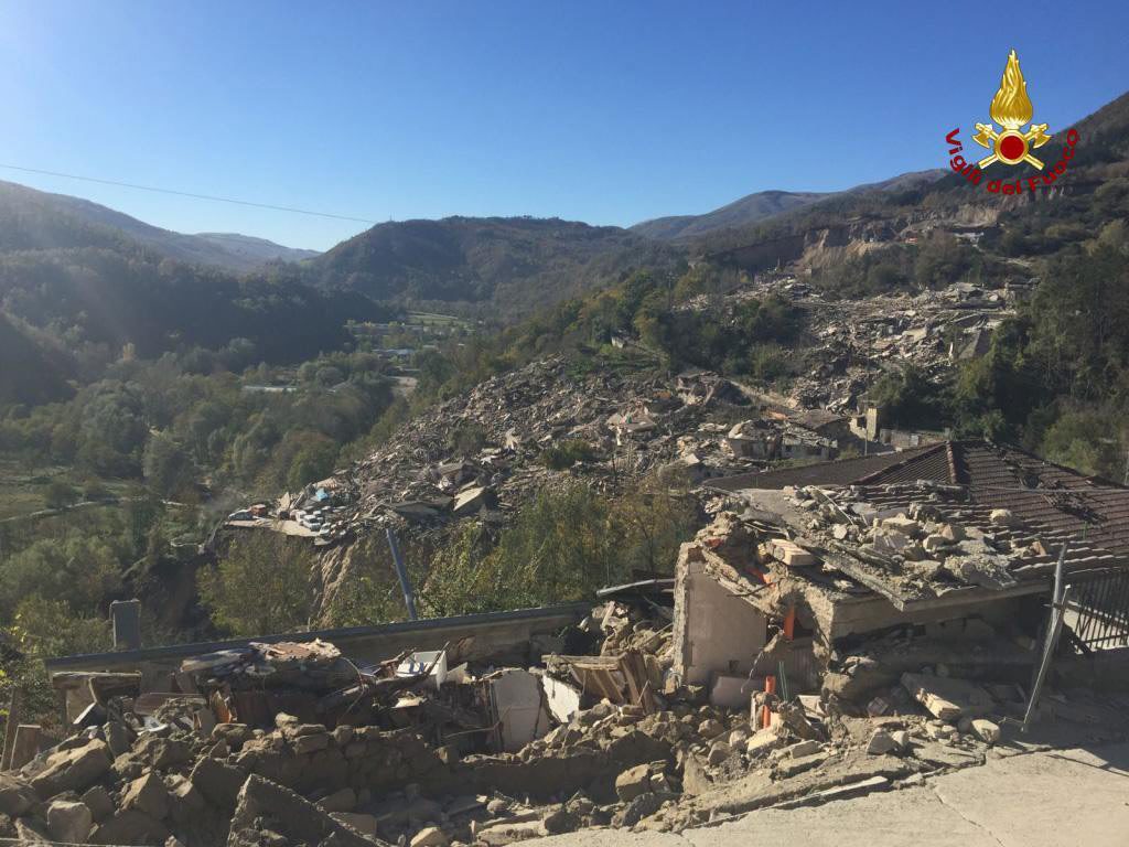 Algunas zonas del centro de Italia quedaron devastadas por completo. (Foto Prensa Libre: EFE)