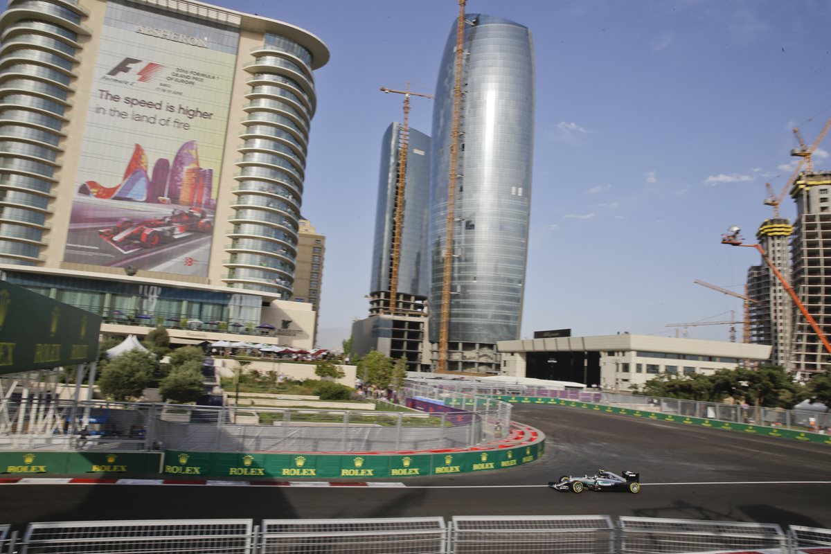 Nico Rosberg en solitario bajo el majestuoso escenario de Bakú. (Foto Prensa Libre: AP)