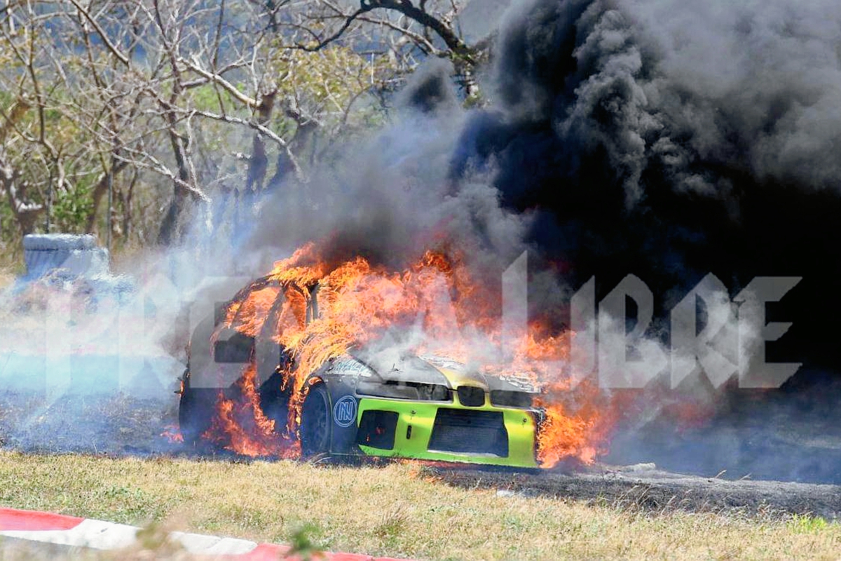 El automóvil quedó varado a un lado de la pista y luego explotó. (Foto Prensa Libre: Óscar Felipe)