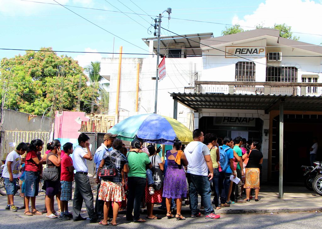 Varios vecinos llegan desde temprano a hacer fila para solicitar el certificado de nacimiento en Renap de Retalhuleu. (Foto Prensa Libre: Rolando Miranda).