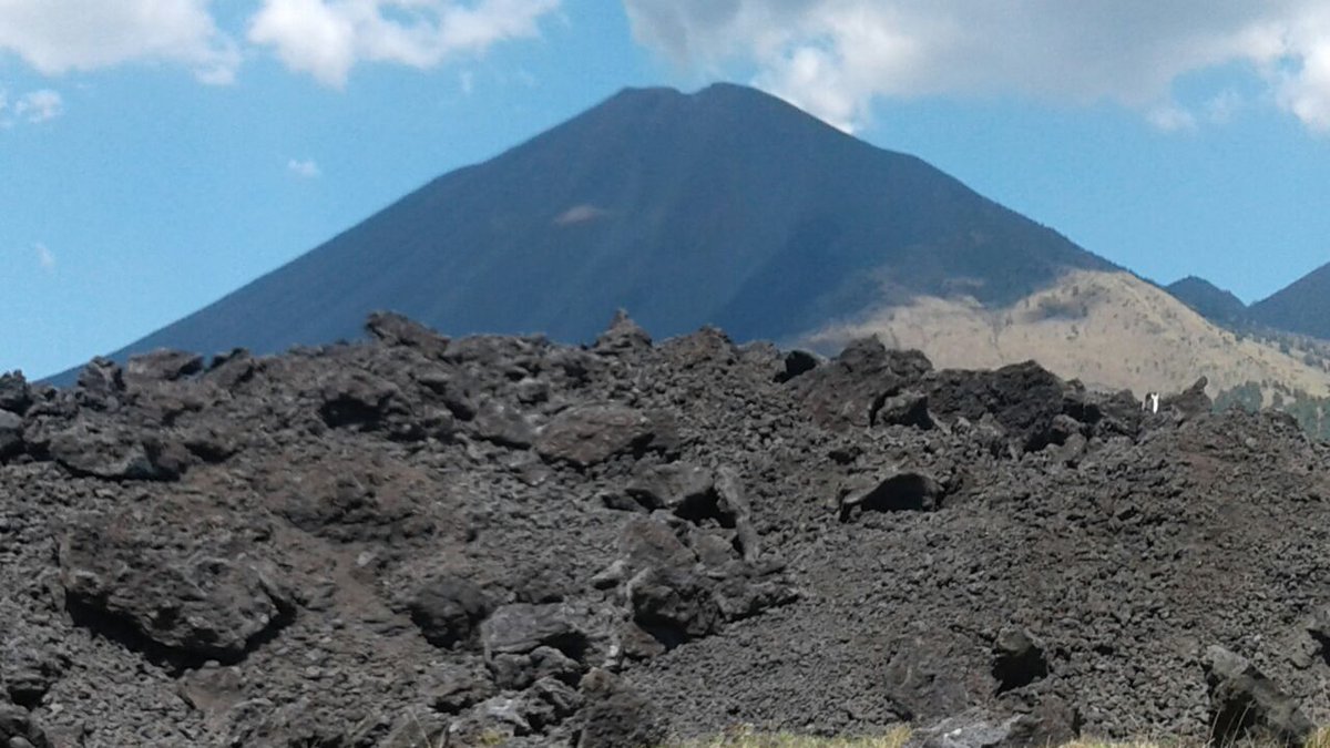 Coloso registra contantes explosiones. (Foto Prensa Libre: Conred).