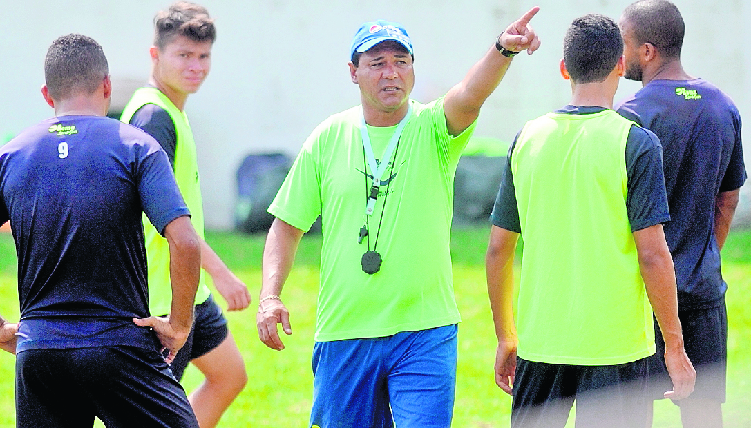 El técnico Mauricio Tapia tendrá que modificar su esquema de juego, si recibe la notificación del resultado de la prueba de dopaje. (Foto Prensa Libre: Hemeroteca PL)