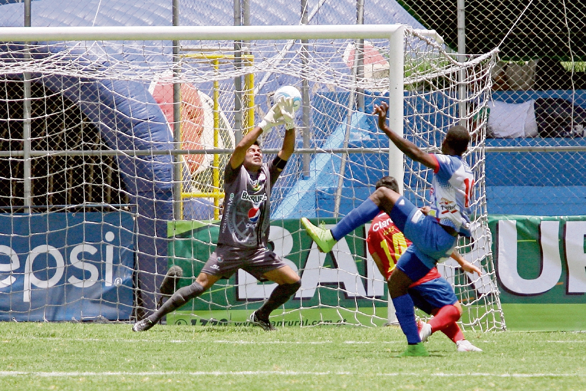 Paulo César Motta —portero de Municipal— no puede hacer nada ante el inclemente derechazo de Romeo Parks, del Isidro Metapán, el que se convertiría en el único gol del encuentro. (Foto Prensa Libre: Jesús Cuque)