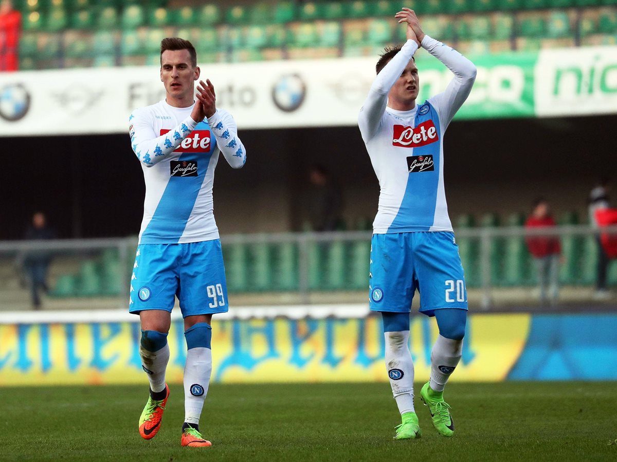 Arkadiusz Milik y Piotr Zielinski agradecen a los aficionados napolitanos el apoyo durante el partido. (Foto Prensa Libre: EFE)