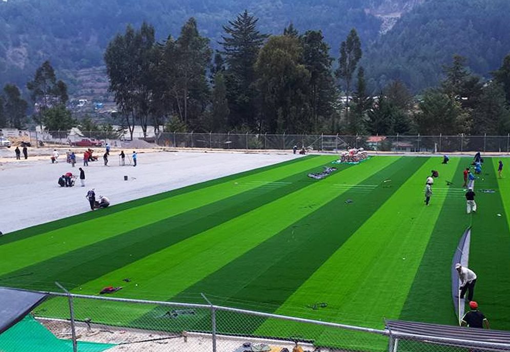 La instalación de la gramilla sintética en la cancha de futbol de Comitancillo avanza a pesar de señalamientos. (Foto Prensa Libre: Whitmer Barrera)