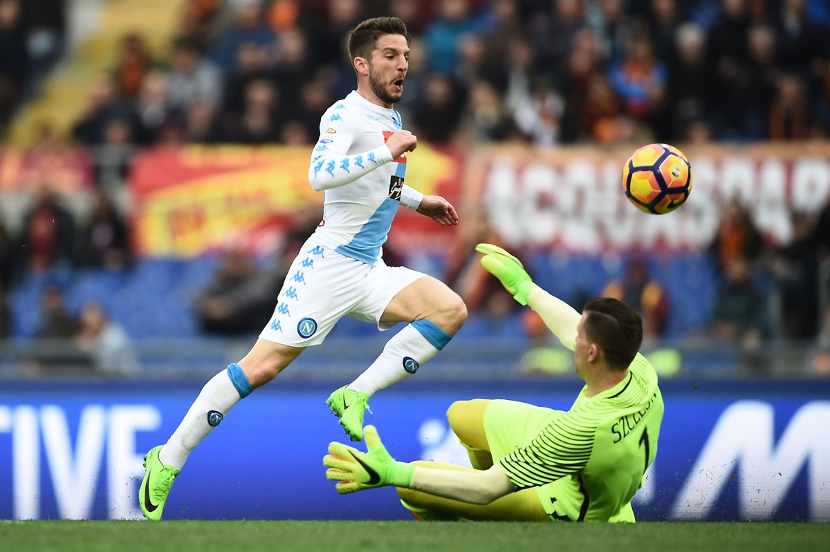 El ariete belga Dries Mertens vence al portero polaco de la Roma, Wojciech Szczesny, para conseguir el primer gol del Napoli (Foto Prensa Libre: AFP)