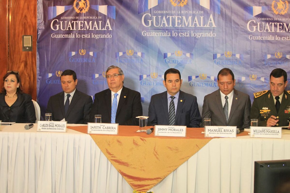 El presidente Jimmy Morales, el vicepresidente Jafeth Cabrera y los ministros de Exteriores, Gobernación y Defensa se pronuncian por el caso Belice. (Foto Prensa Libre: Esbin García)