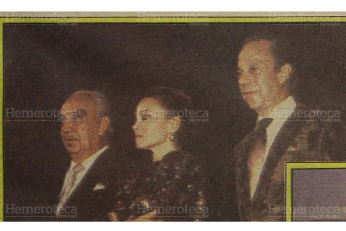 Paloma San Basilio, en Guatemala en 1987, junto a Julio Abril y Pedro Julio García, durante un homenaje a este último. (Foto: Hemeroteca PL)