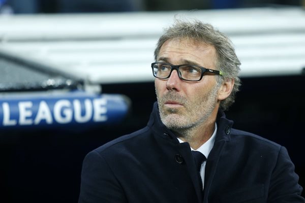 El entrenador del PSG, Laurent Blanc, observa el partido entre su equipo y el Real Madrid en el Santiago Bernabéu. (Foto Prensa Libre: AP)