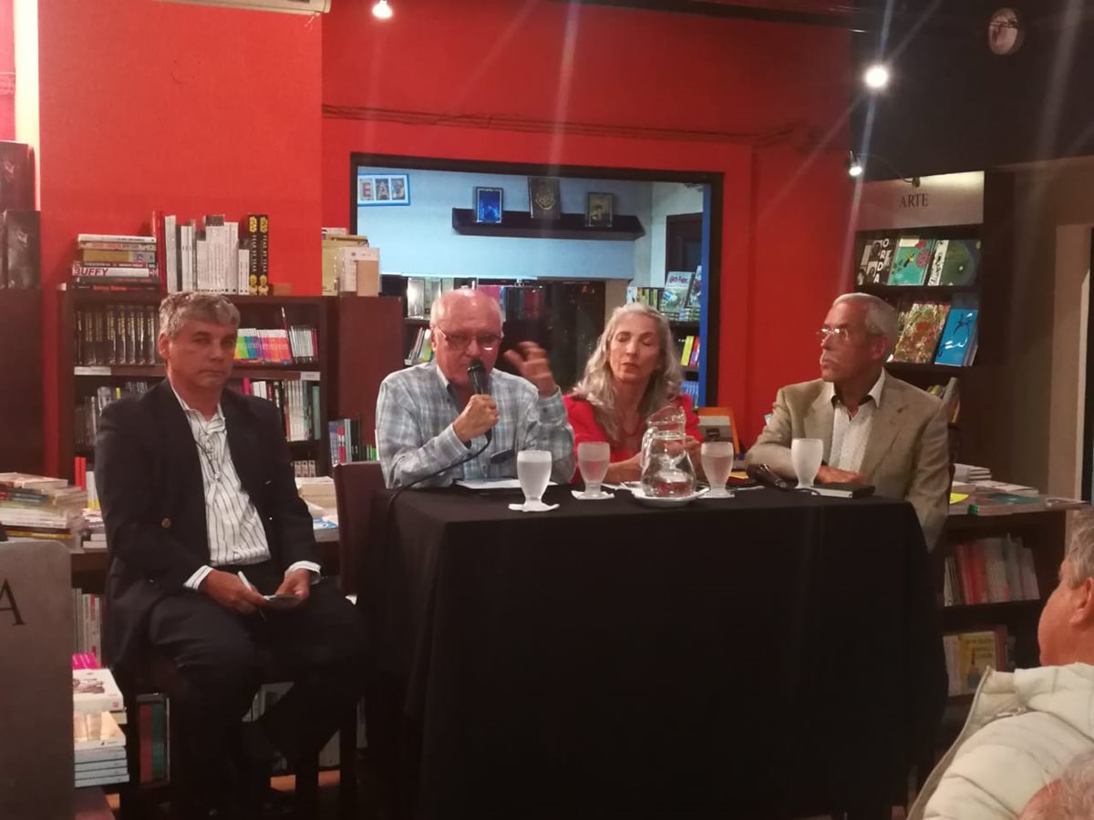 Jorge Pinto, Carlos Interiano, Vilma Sánchez y Hugo Gutiérrez, en el evento donde se contó sobre la visita de Mario Vargas Llosa (Foto Prensa Libre: Pablo Juárez).