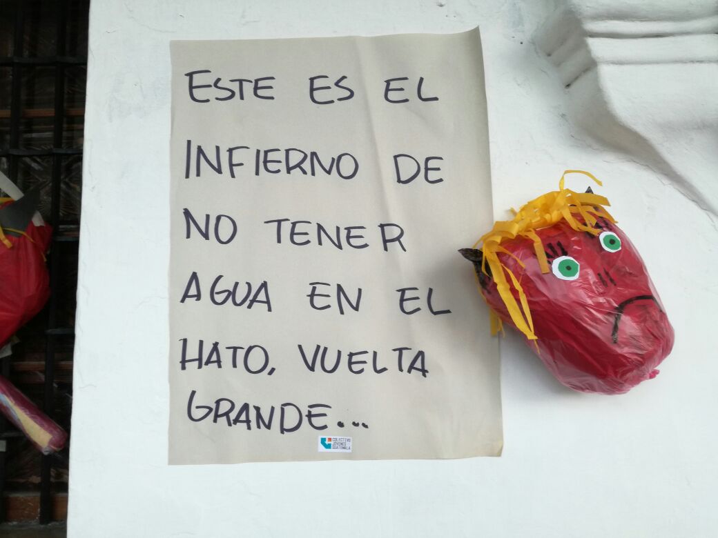 Uno de los carteles con señalamientos contra la administración municipal en Antigua Guatemala. (Foto Prensa Libre: Miguel López)