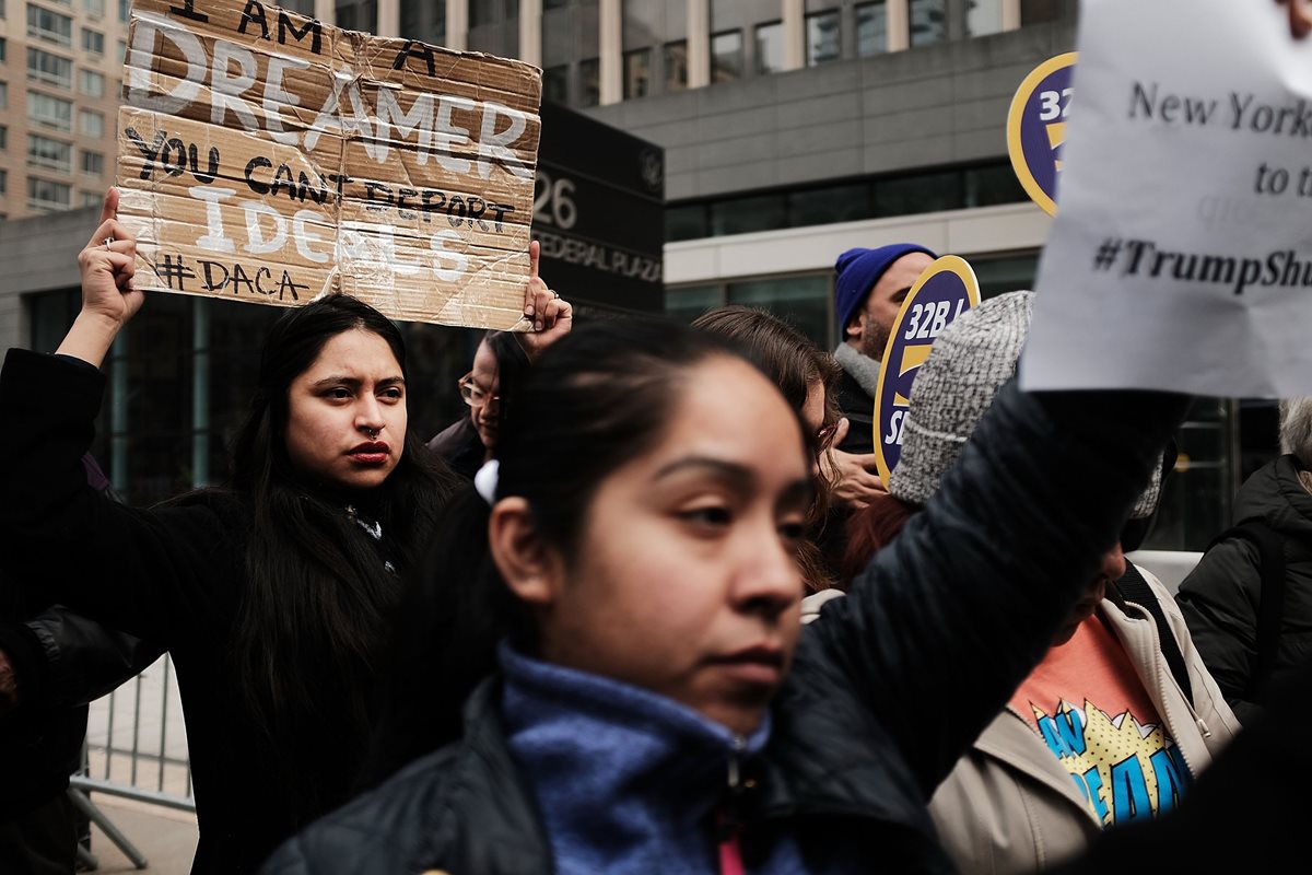 Manifestantes, muchos de ellos inmigrantes soñadores protestan por la falta de un acuerdo sobre DACA. (AFP).