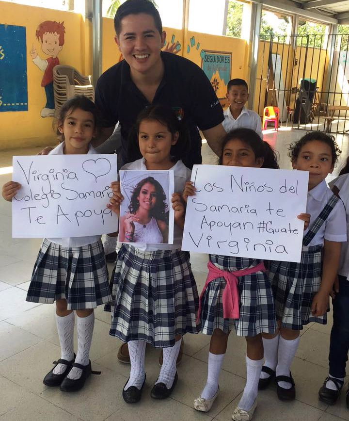 Con carteles, niños y jóvenes muestran su apoyo a la reina nacional. (Foto Prensa Libre: Cortesía Jennifer Lara)