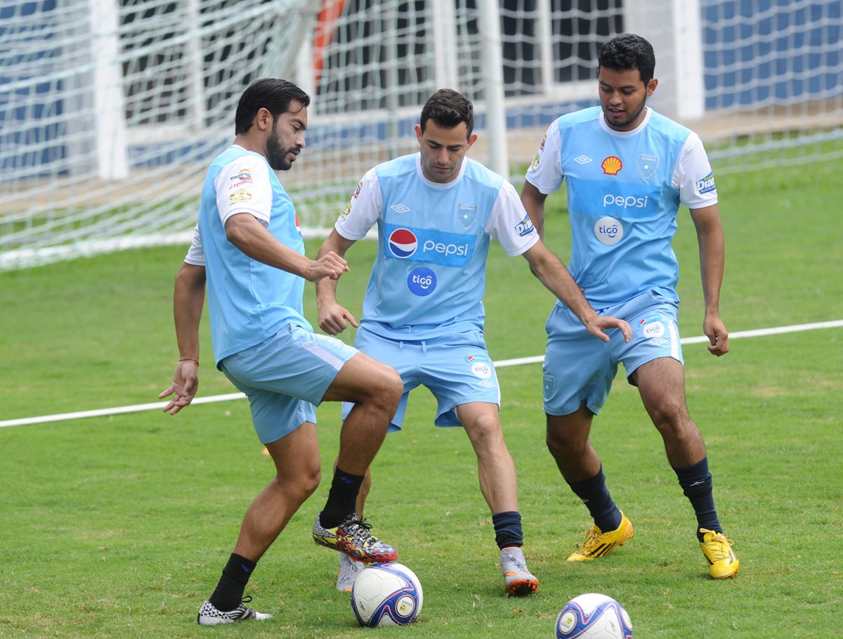 Carlos Ruiz, Marco Pappa y Edgar Chinchilla durante el entrenamiento de este martes. (Foto Prensa Libre: Óscar Felipe)