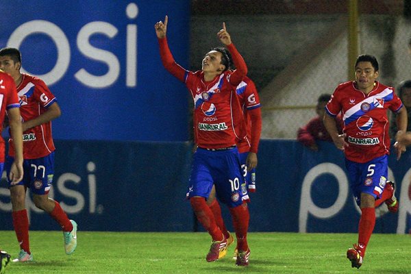 Kevin Arriola celebra la anotación que le dio la victoria a los de Quetzaltenango. (Foto Prensa Libre: Norvin Mendoza).