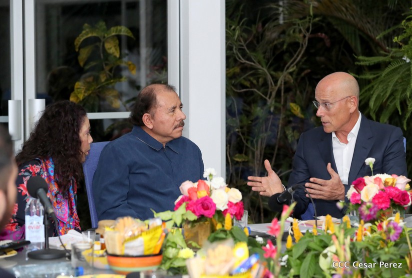 Presidente Daniel Ortega reunido con el empresario Roy Ben-Yami, quien plantea la apertura de microfinancieras en Nicaragua. (Foto Prensa Libre: Presidencia Nicaragua)