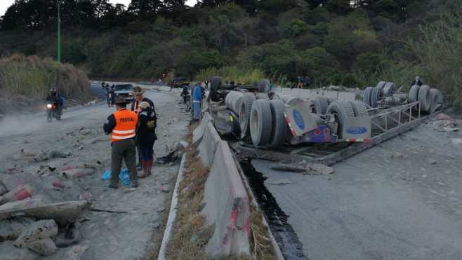 Un tráiler que transportaba cemento volcó en el km 33 de la ruta a El Salvador, en la vuelta conocida como "el Chilero".