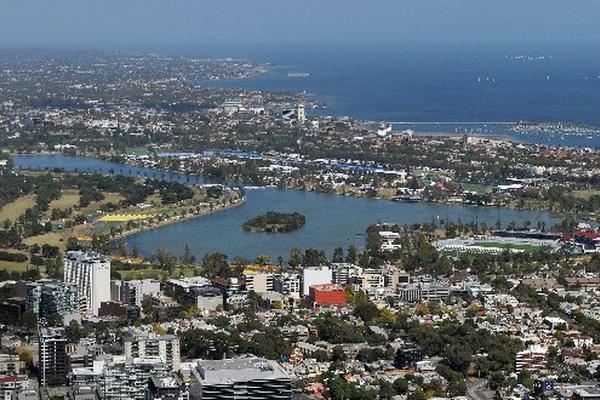 El circuito callejero Albert Park, al sur de la ciudad de  Melbourne, Australia, alberga desde 1996 el GP de Australia de Fórmula Uno. (Foto Prensa Libre: AFP)