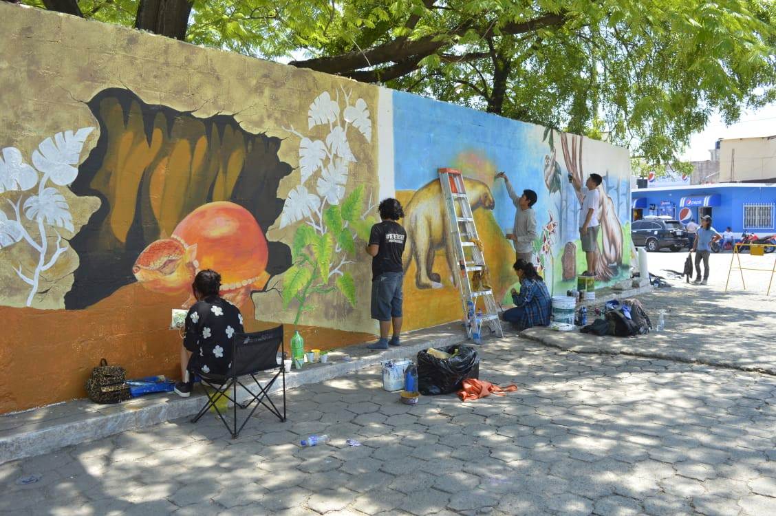 Jóvenes estudiantes de Arte viajaron de la capital a Estanzuela, Zacapa, para plasmar estampas de animales ya extintos que se exhiben en el Museo de Paleontología y Arquelogía. (Foto Prensa Libre: Mario Morales)