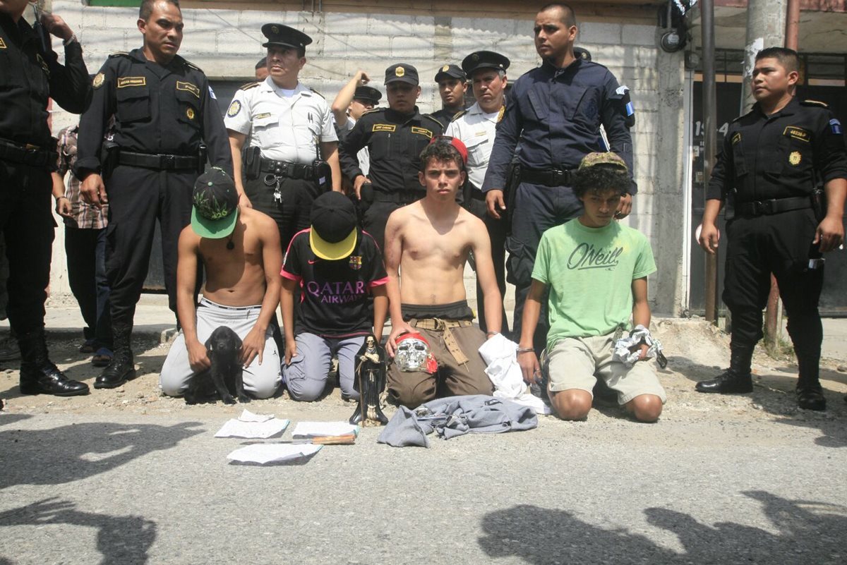 Los detenidos tenían una pistola con la que habrían disparado al estadounidense. (Foto Prensa Libre: Erick Ávila)