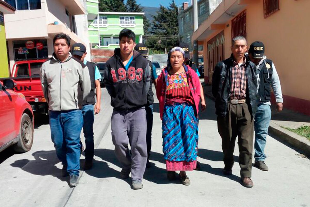 La familia fue capturada este martes acusada de intentar asesinar a un hombre por negarse a vender su terreno en Ixchiguán. (Foto Prensa Libre: Whitmer Barrera)