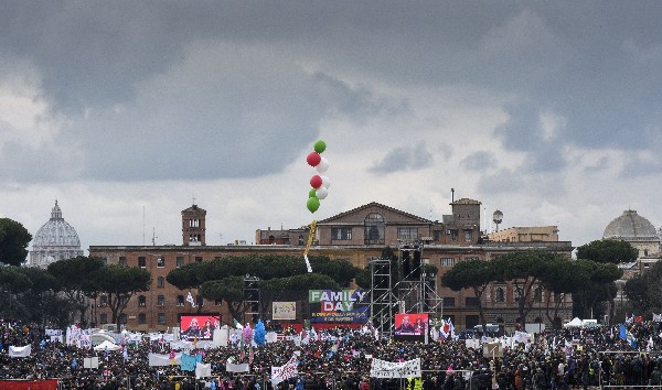 La Italia cristiana protesta en Roma para defender la familia. (Foto Prensa Libre: AFP)