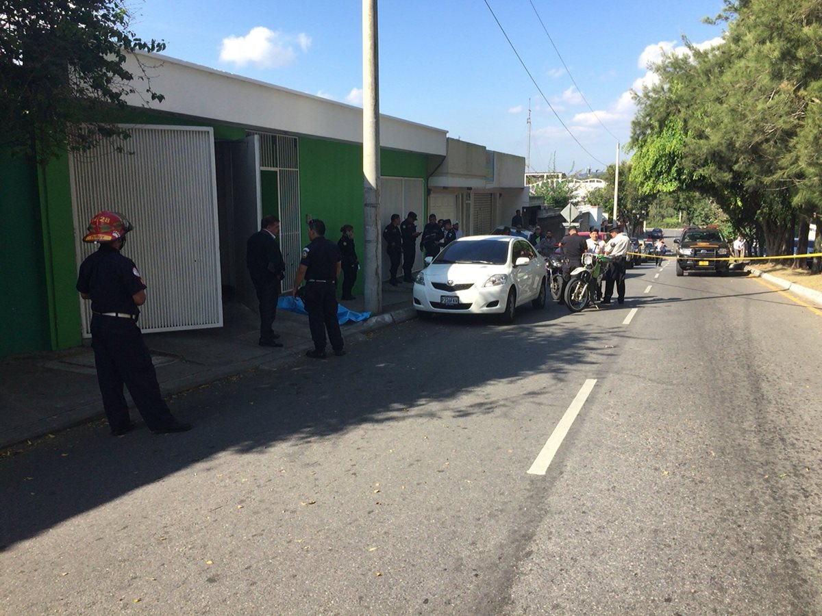 Agente de la PNC fue asesinada cuando intentaba repeler un asalto. (Foto: Bomberos Municipales)