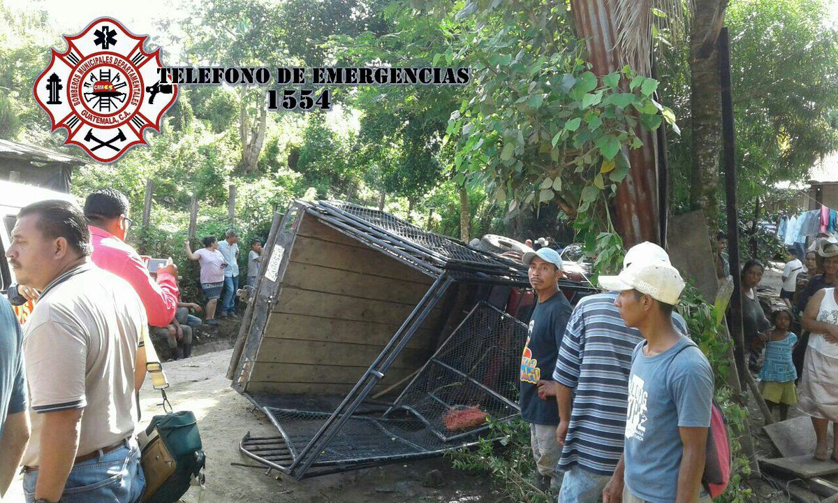 Picop donde viajaban los estadounidenses al momento del accidente en Zacapa. (Foto Prensa Libre: CBMD).