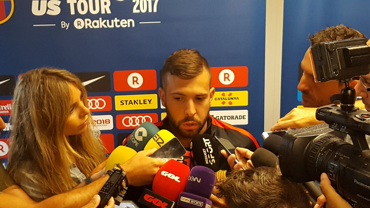 Jordi Alba atiende a los medios de comunicación luego del entreno de Barcelona en New Jersey. (Foto Prensa Libre: cortesía Twitter @FCBarcelona_es)