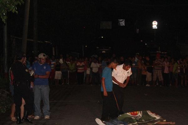 Curiosos observan el cadáver de José Jerez, quien murió baleado, en Mazatenango. (Foto Prensa Libre: Danilo López) <br _mce_bogus="1"/>