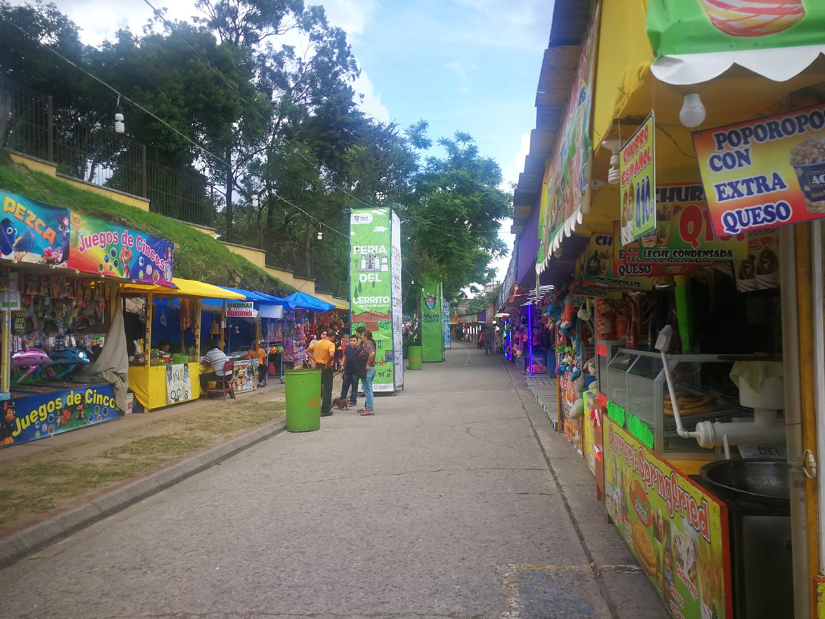 Las ventas de comida se instalaron en la avenida Juan Chapín, frente al Cerrito del Carmen.(Foto Prensa Libre: José Patzán)