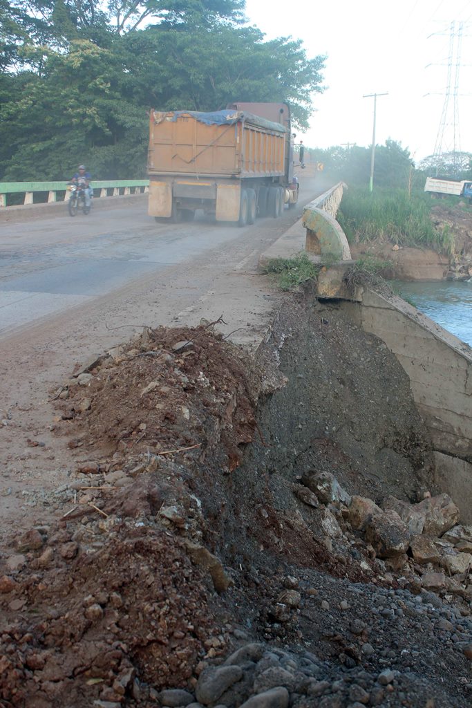 Camión cargado de material circula por puente Boquerón, El Estor, Izabal. (Foto Prensa Libre: Edwin Perdomo)