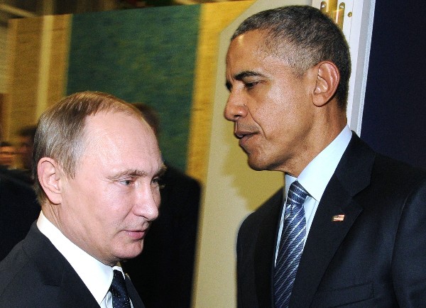 Vladimir Putin (i) se reúne con Barack Obama en la conferencia COP21 en Le Bourget,París. (Foto Prensa Libre: AFP)