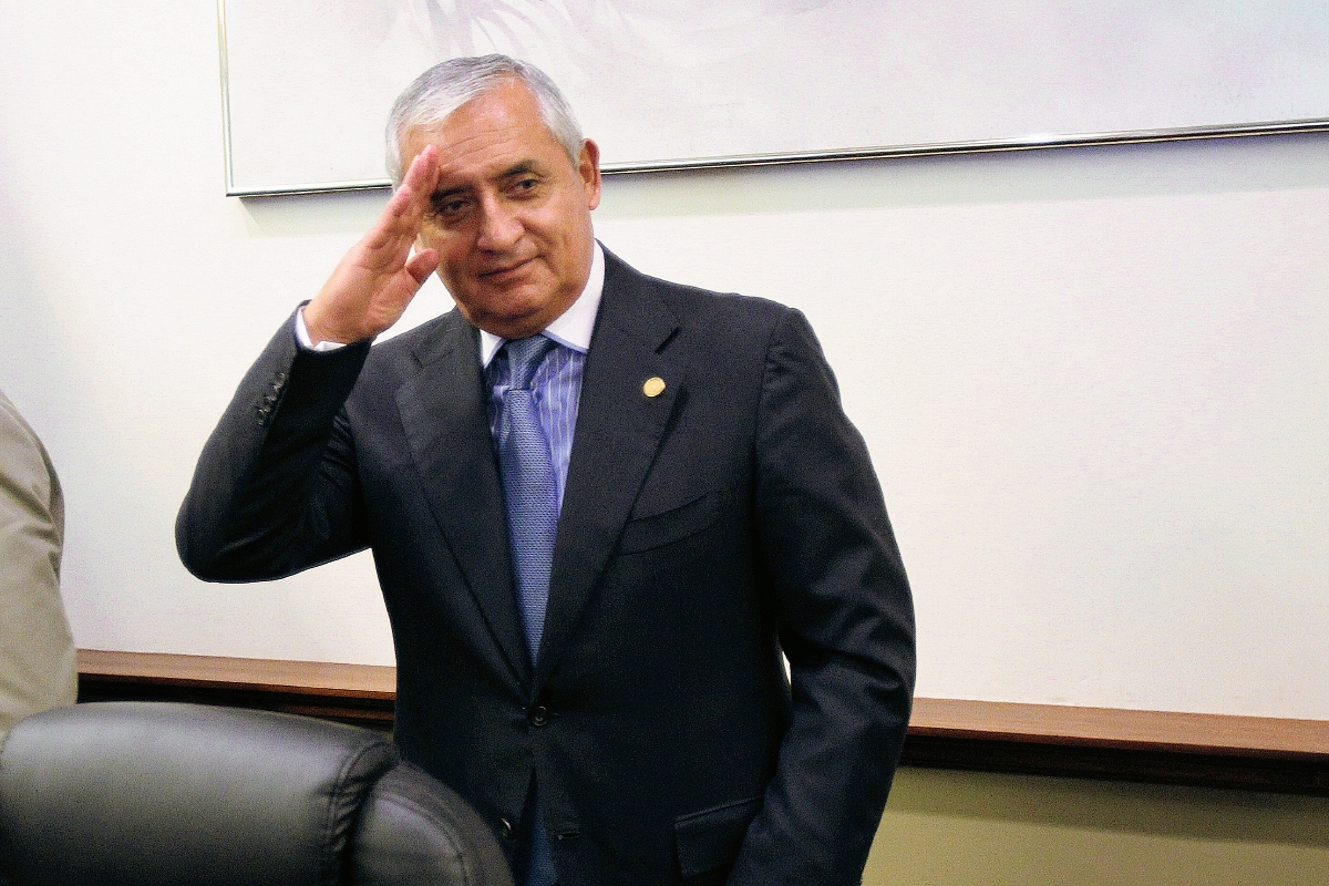 El presidente Otto Pérez Molina luego de la conferencia de prensa en Casa Presidencial. (Foto Prensa Libre: Esbin García)