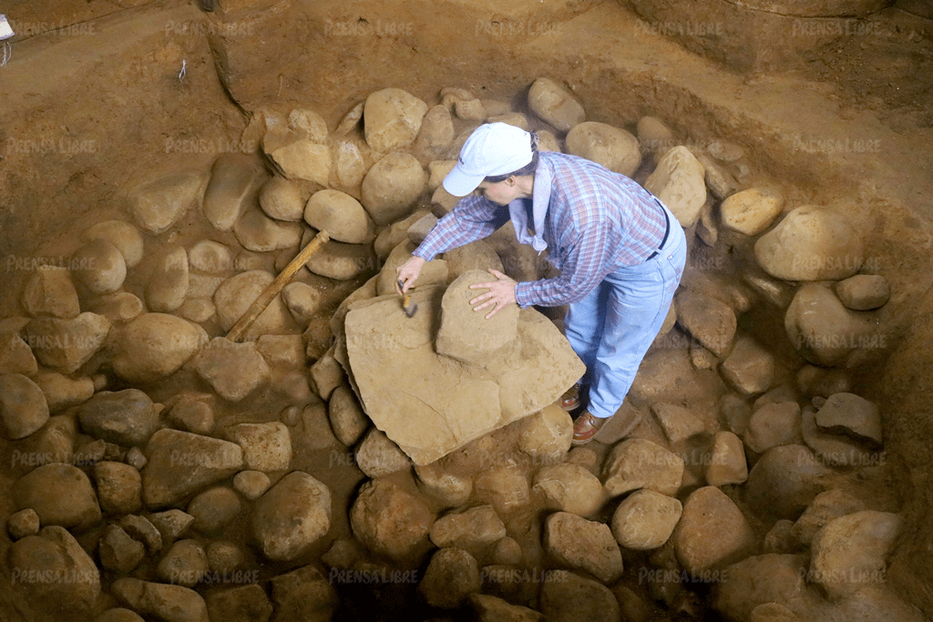 Arqueólogos descubren platos ceremoniales que tienen relación con el ombligo de Tak'alik Ab'aj, los cuales están alineados. (Foto Prensa Libre: Rolando Miranda)