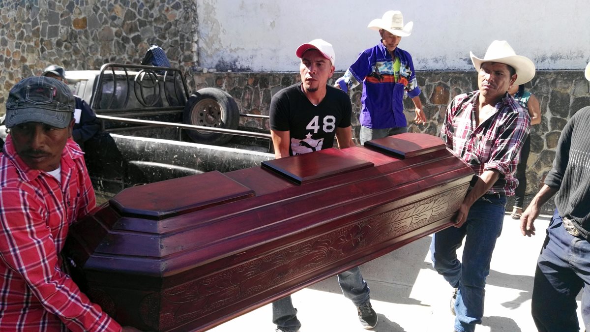 Familiares retiran de la morgue los restos de Rumualdo Antonio Pérez Sánchez, muerto a balazos en la aldea San Miguel Mojón, cabecera de Jalapa. (Foto Prensa Libre: Hugo Oliva)