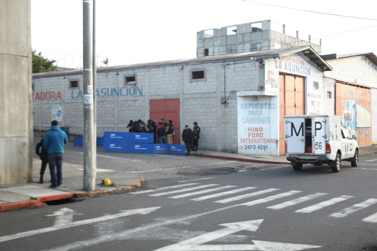 Una unidad de recolección de evidencias del MP trabaja en la zona 8, donde murió un hombre a balazos. (Foto Prensa Libre: Érick Avila)