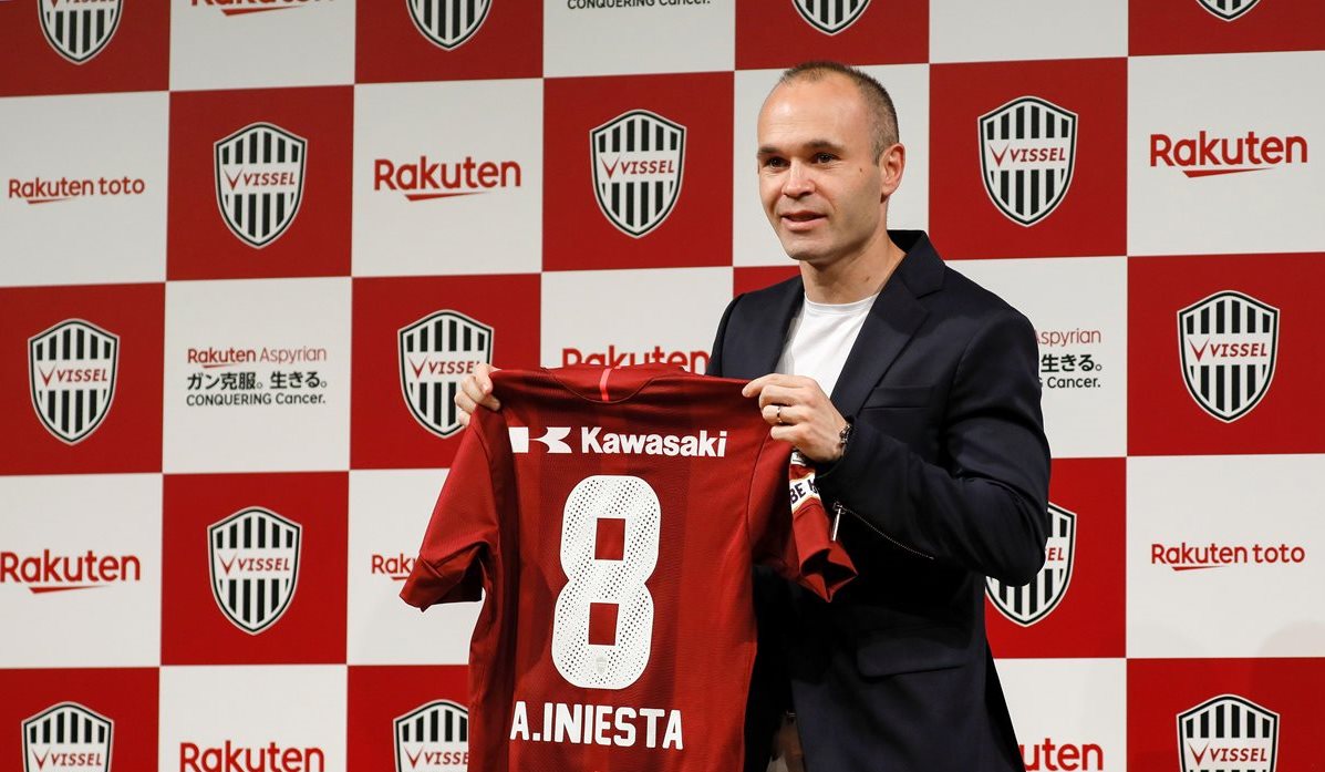 El volante español Andrés Iniesta posa durante su presentación con el Vissel Kobe, en Tokio. (Foto Prensa Libre:EFE)