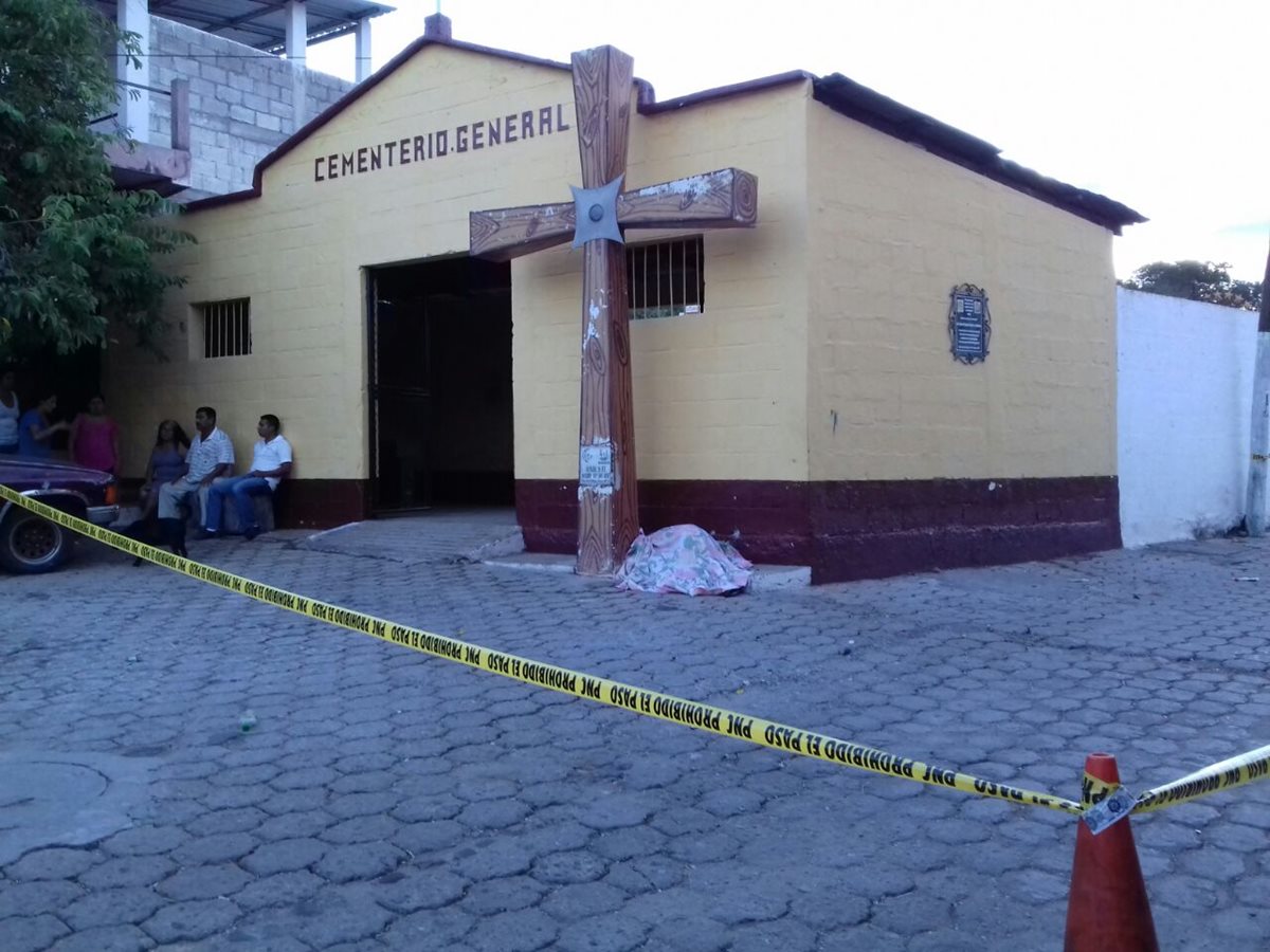 Una mujer murió baleada enfrente del Cementerio General de San José La Arada, Chiquimula a una cuadra de la estación de la PNC. (Foto Prensa Libre: Víctor Gómez)