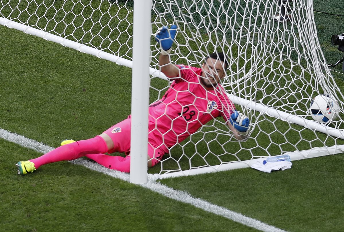 El portero croata Danijel Subasic queda vencido después del cabezazo de Milán Skoda. (Foto Prensa Libre: AP)